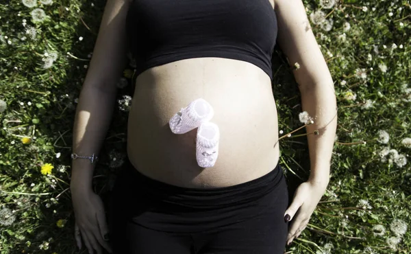 Zwangere vrouw met aaien — Stockfoto