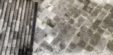 Kare taş merdivenle