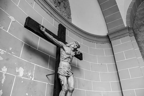 Cruz enferrujada na igreja — Fotografia de Stock