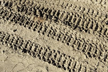 Islak toprak çamur ile