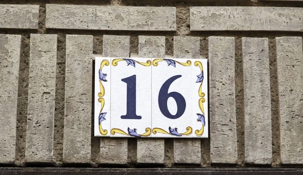 Nummer zestien op straat — Stockfoto