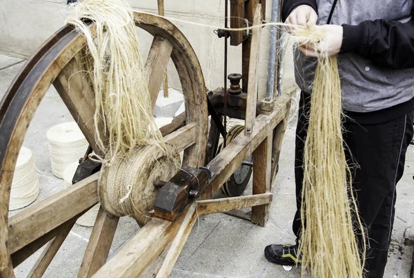 Filatrice che lavora sulla ruota di filatura — Foto Stock