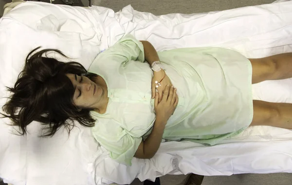 女の子病気病院ベッド — ストック写真
