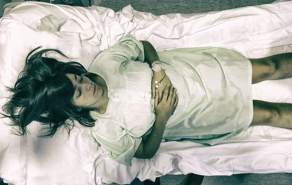 Łóżko szpitalne Chora dziewczyna — Zdjęcie stockowe