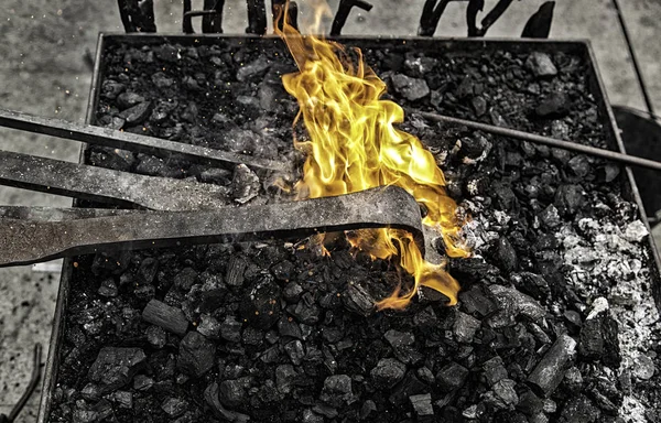 Hierro forja ardiente —  Fotos de Stock