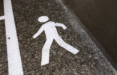 Asfalt üzerinde yaya