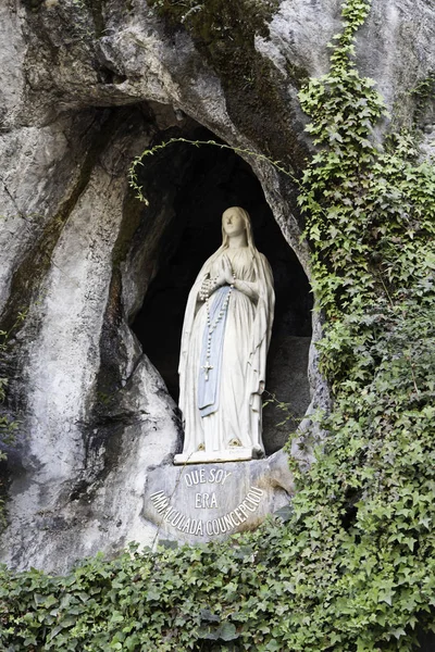 Дева Мария в Лурде — стоковое фото