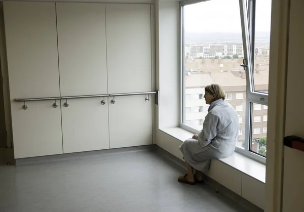 Menina doente cama de hospital — Fotografia de Stock