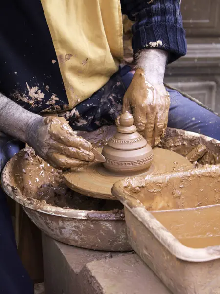 Umělec sculpting clay — Stock fotografie