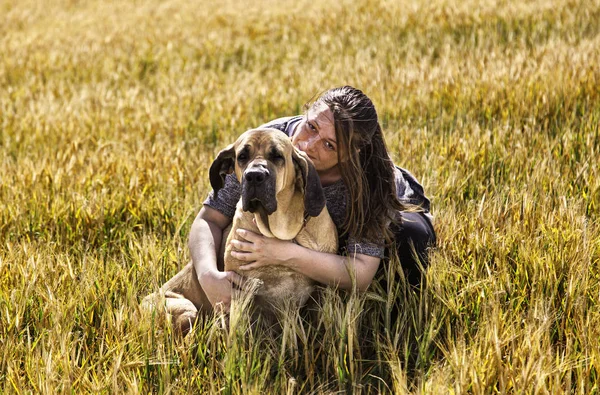 女人拥抱猎犬 — 图库照片