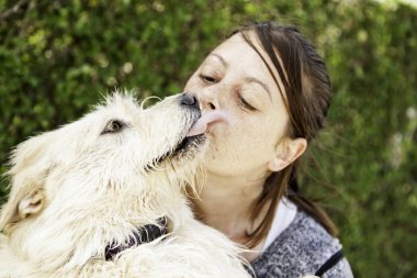 Kadın kucaklayan tazı