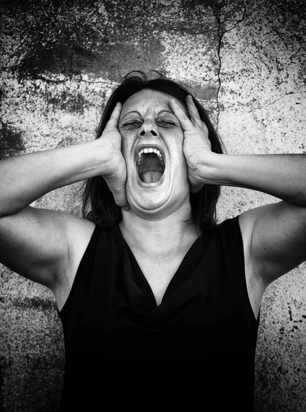 Hysterical woman screaming — Stock Photo, Image