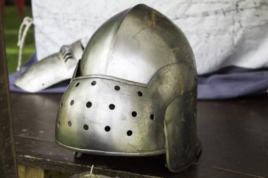 Ortaçağ zırhı kask