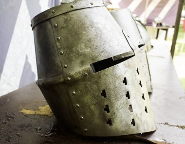 Ortaçağ zırhı kask