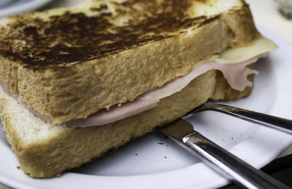 Sandwich de jamón y queso tostado —  Fotos de Stock