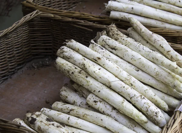 Spargel im Angebot — Stockfoto