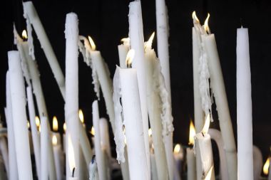 Lourdes mumlar yaktı