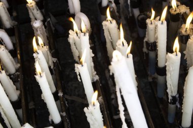 Lourdes mumlar yaktı