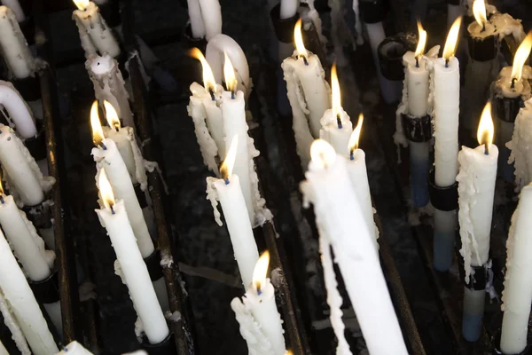 Velas encendidas lourdes — Foto de Stock