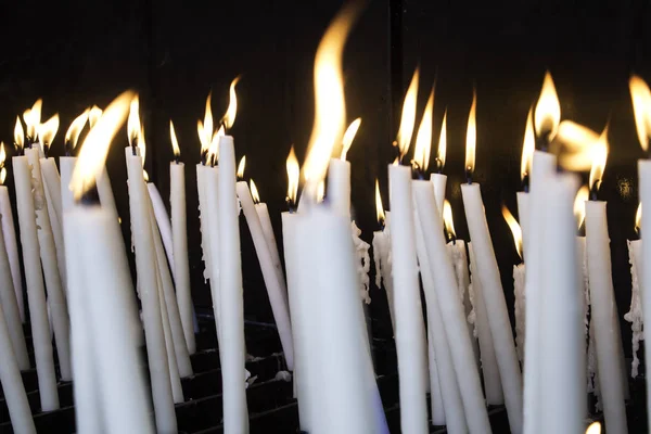 Kerzen entzündeten Lourdes — Stockfoto