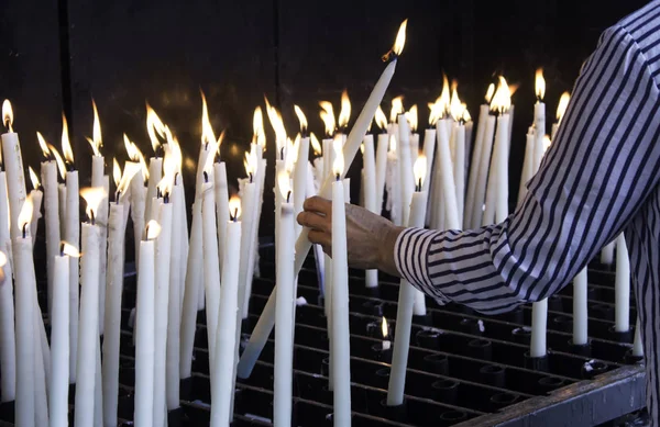 Зажженные свечи — стоковое фото