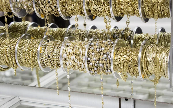 Złota biżuteria bransoletki — Zdjęcie stockowe