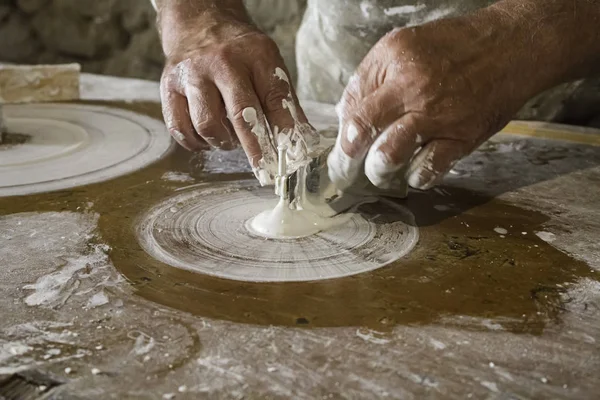 Uomo impastare il pane — Foto Stock