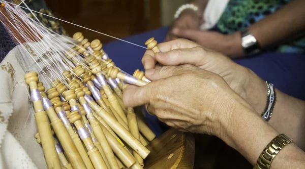 Mujer cosiendo bobinas — Foto de Stock