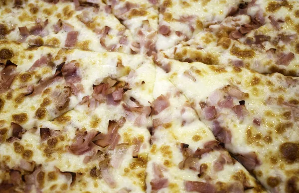 Пицца с беконом и сыром — стоковое фото