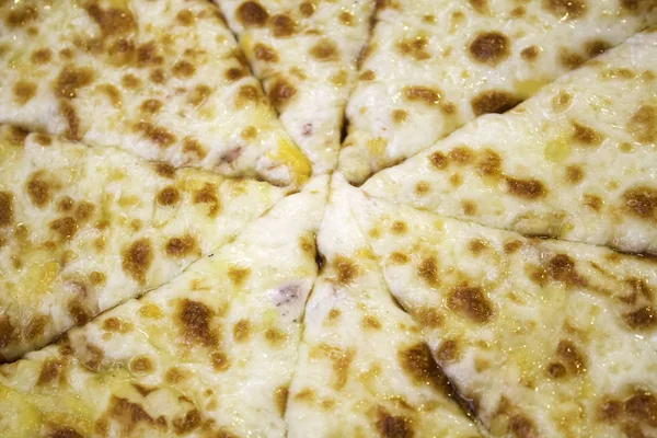 Пицца четыре сыра — стоковое фото
