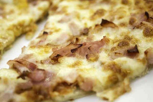 Пицца с беконом и сыром — стоковое фото