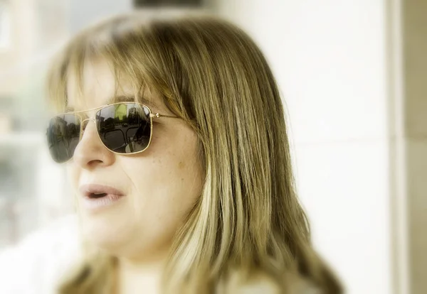 Blond kvinna solglasögon — Stockfoto