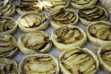 Karamelize elmalı turta