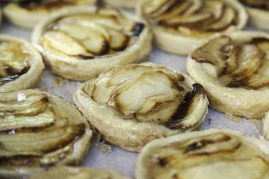 Karamelize elmalı turta