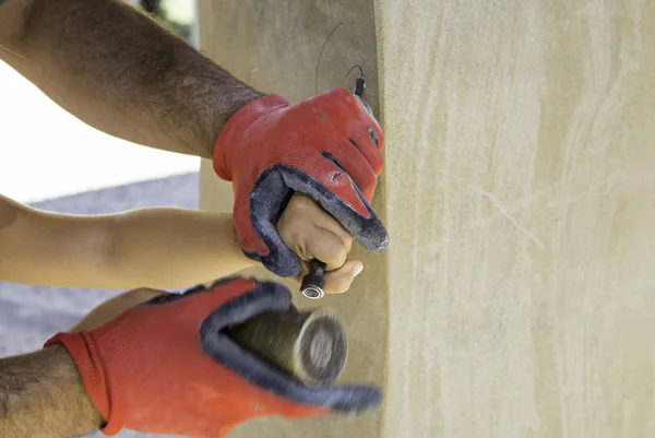 Man sculpting steen — Stockfoto