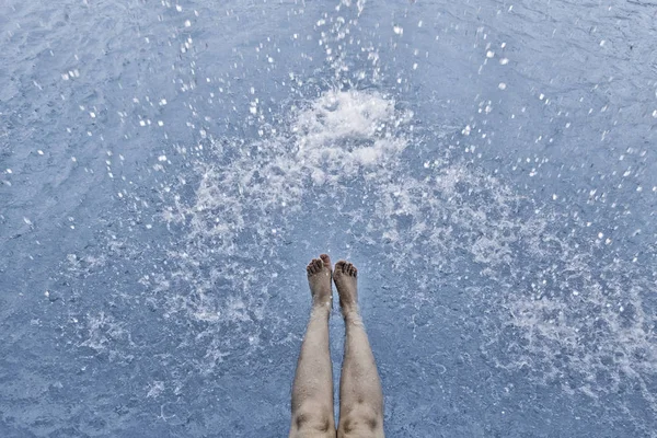 Femme nageant dans la piscine — Photo