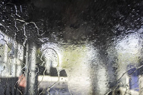 Samochód w myjni samochodowej — Zdjęcie stockowe