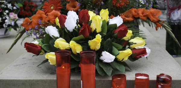 Blumen auf dem Friedhof — Stockfoto