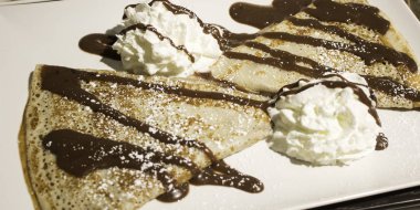 Çikolata ve krema krep