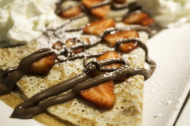 Çikolata ve krema krep