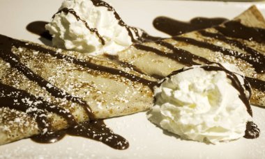 Çikolata ve krema krep