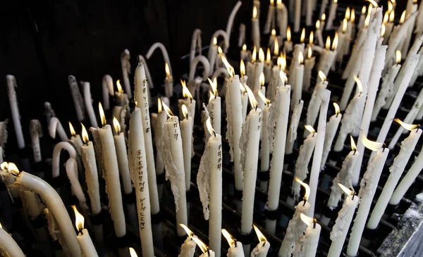 Kerzen entzündeten Lourdes — Stockfoto