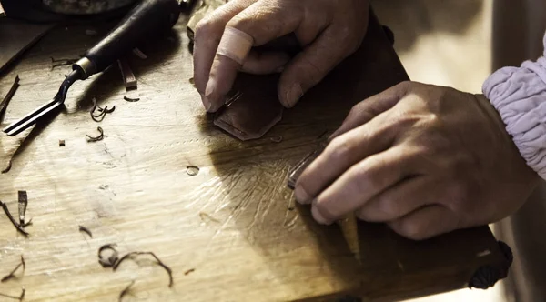 Hombre tallando madera —  Fotos de Stock
