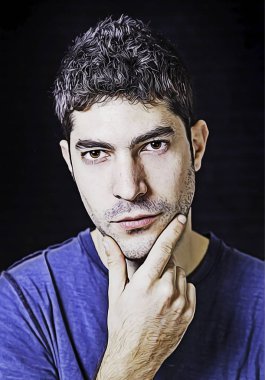 İlginç ve yakışıklı bir genç adam