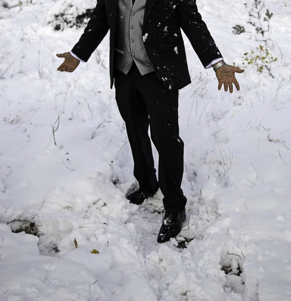 Snö brudgummen passar — Stockfoto