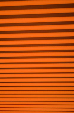 Duvarlar renkli ışıklarla aydınlatılmış