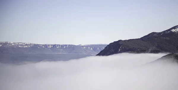 Havas hegyek köd — Stock Fotó