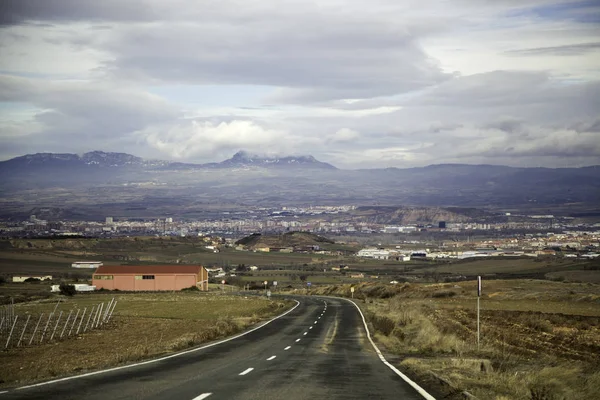 フィールド間の道路 — ストック写真