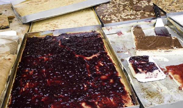 Шоколадні та малинові тістечка — стокове фото