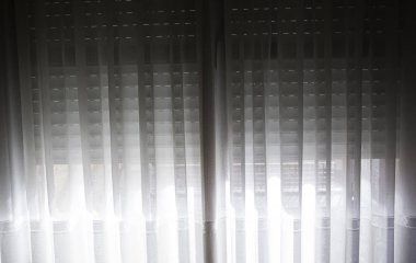 Perdeleri penceresinde